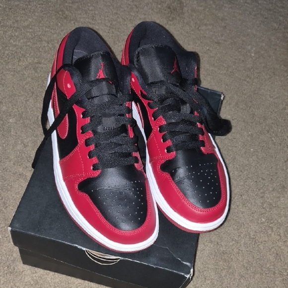 Air Jordan 1 Low Shoes Red and Black - Picture 3 of 7